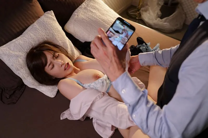Sếp chuốc thuốc em thư ký bắt đụ cả đêm khi đi công chuyện xa